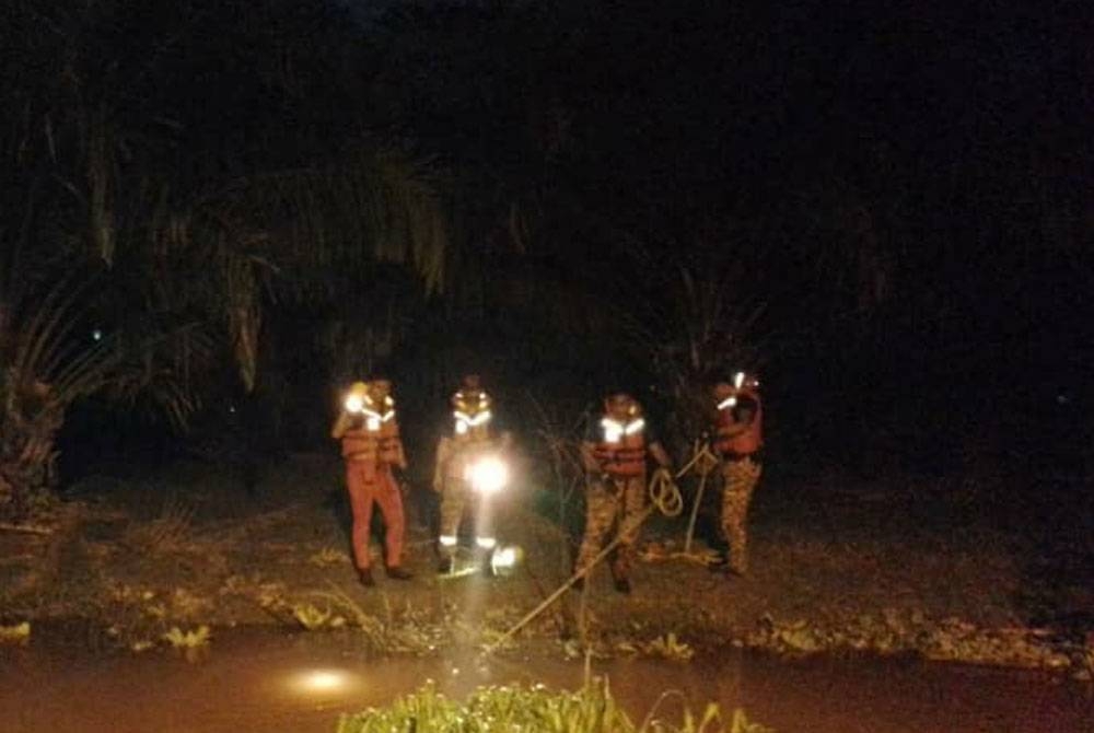 Anggota bomba melakukan pencarian di lokasi mangsa dilaporkan hilang sebelum mayatnya berjaya ditemui.