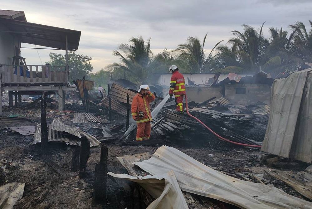 Sebahagian daripada rumah yang musnah dalam kejadian kebakaran di Kampung Tanjung Kapur, Kudat awal pagi Isnin.