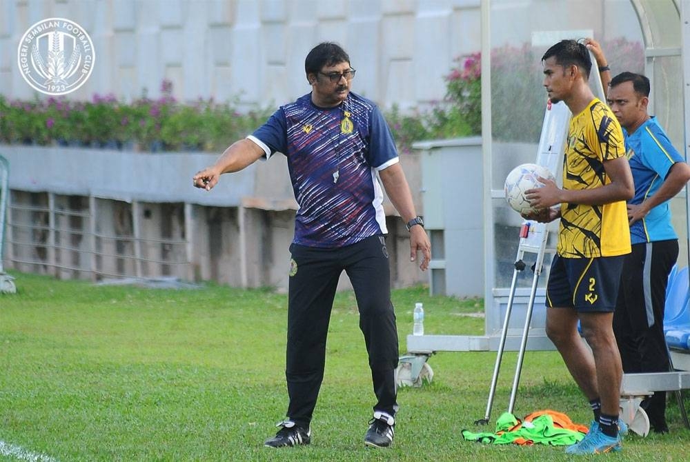 Devan (kiri) mahu para pemain Negeri Sembilan memberi sepenuh tumpuan berdepan Melaka United pada Selasa. -Foto: Negeri Sembilan Football Club