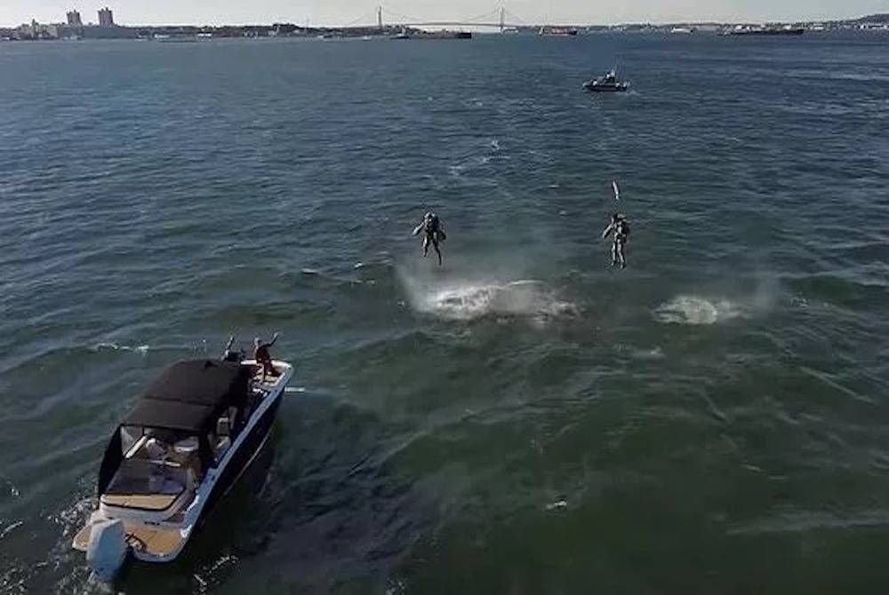 Dua anggota tentera Britain menunjukkan kemahiran menggunakan sut terbang di Pelabuhan New York baru-baru ini. -Foto Gravity Industries