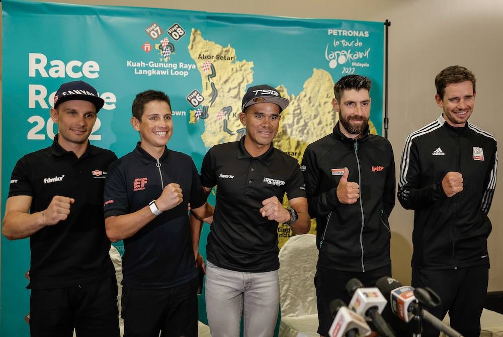 Pelumba Terengganu Polygon Cycling Team (TSG) Mohamed Harrif Saleh (tengah) bersama (dari kiri) pelumba Alpecin- Deceuninck, Jakub Mareczko, pelumba EF Education- Easypost, Jhoan Esteban Chaves Rubio, pelumba Lotto Soudal, Thomas De Gendt dan pelumba UAE Team Emirates, Ryan Gibbons. pada sidang media sempena perlumbaan LTdL 2022 pada Selasa. -Foto Bernama