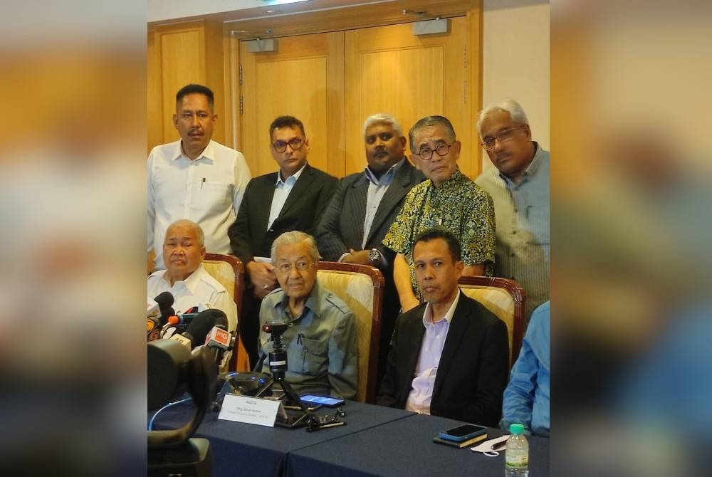 Dr Mahathir (duduk, tengah) mengumumkan beliau akan pertahankan kerusi P004 Langkawi pada PRU15.