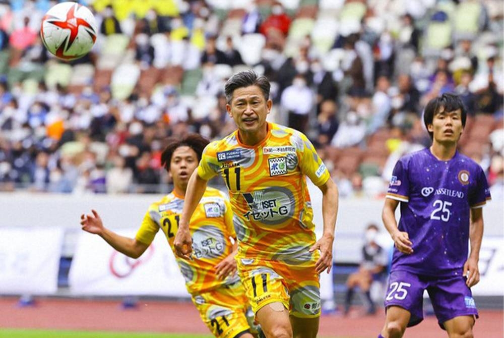 Miura (depan) berazam untuk kekal aktif sebagai pemain bola sepak profesional sehingga umur 60 tahun. - Foto Agensi