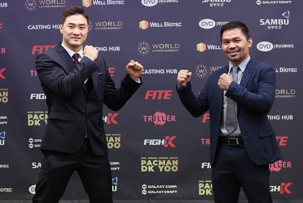 Pacquiao (kanan) dan Yoo pada sidang media di Seoul, Korea Selatan pada Selasa. - Foto EPA