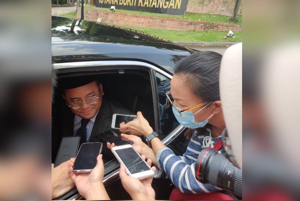 Amirudin semasa ditemui media di luar pekarangan Istana Bukit Kayangan selepas mengadakan pertemuan dengan Sultan Sharafuddin pada Selasa.