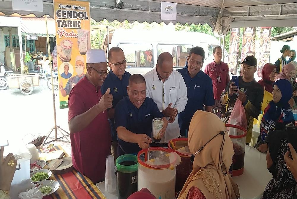 Saarani (dua dari kiri) ketika melawat gerai usahawan sempena Program Mesra Bertemu Pelanggan Kerajaan Negeri Perak di hadapan Sekolah Kebangsaan Dato' Alaudin di sini pada Selasa.