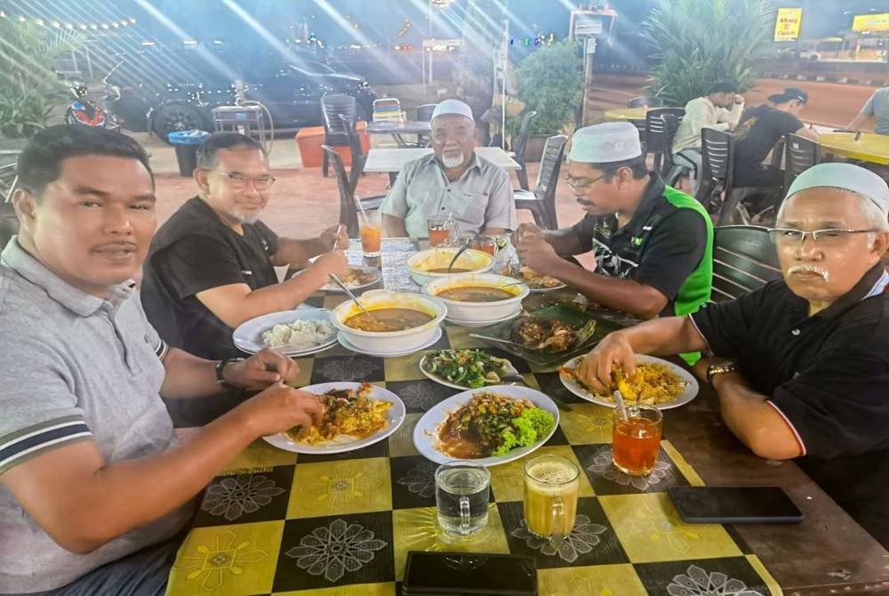 Mohd Zaidi (kiri) bersama Omar (kanan) sedang menikmati hidangan makan malam bersama selepas Perdana Menteri, Datuk Seri Ismail Sabri Yaakob mengumumkan pembubaran Parlimen pada Isnin. - Foto FB Mohd Zaidi