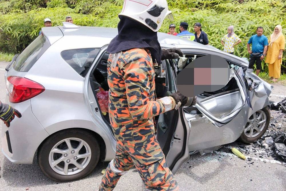 Pasukan bomba bertindak mengeluarkan mangsa yang tersepit dalam kereta jenis Perodua Myvi di Jalan Simpang Pulai-Cameron Highlands. - Foto ihsan bomba