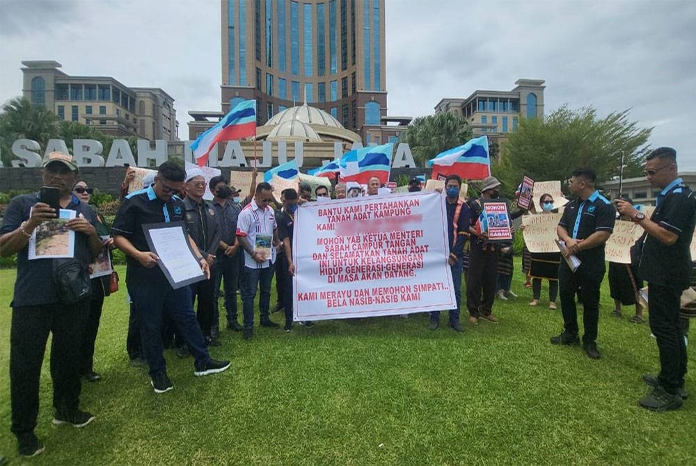 Sekumpulan terdiri daripada penduduk dari Pitas dan MHO hadir di hadapan bangunan Menara Kinabalu bagi menyampaikan memorandum kepada Ketua Menteri Sabah.