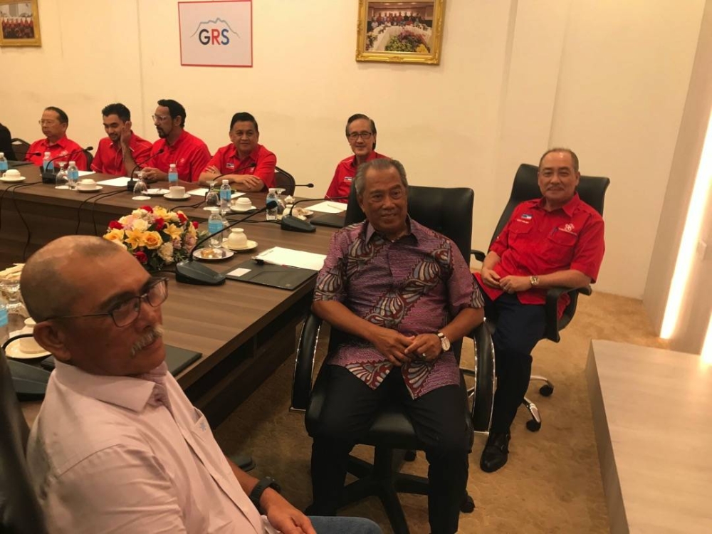 Muhyiddin ketika hadir pada pertemuan dengan Bersatu Sabah yang turut dihadiri Pengerusi GRS merangkap Ketua Pimpinan Bersatu Sabah, Datuk Seri Hajiji Noor.