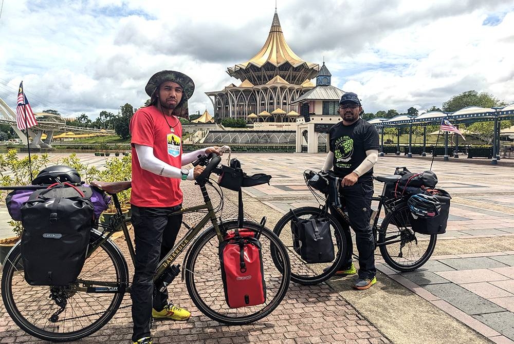 Jailani (berbaju merah) dan Mohamed Naguib memulakan kayuhan mereka di Sarawak. - Foto ihsan Jailani