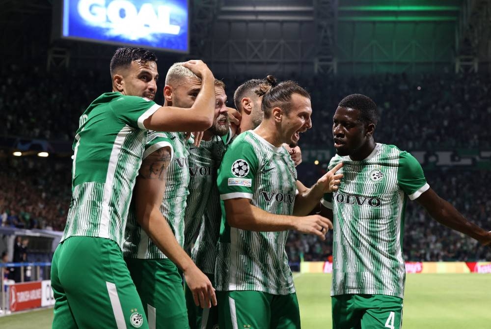 Omer Atzili meraikan jaringan bersama para pemain Maccabi Haifa ketika menentang Juventus dalam aksi Liga Juara-Juara di Stadium Sammy Ofer, Haifa. - Foto Champion League