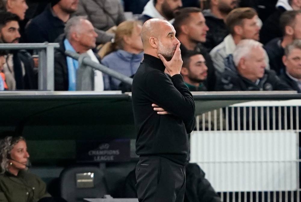 Reaksi Guardiola ketika melihat hanya 10 pemainnya beraksi ketika menentang Copenhagen dalam saingan Liga Juara-Juara pada Rabu. - Foto EPA