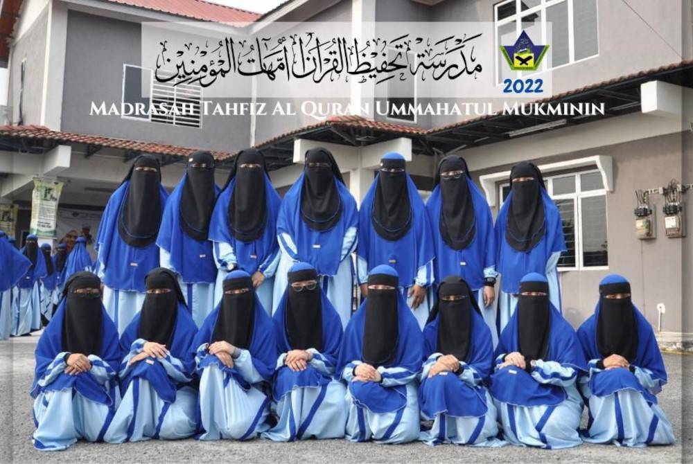 Pelajar perempuan yang mengikuti pengajian di Madrasah Ummahatul Mukminin.