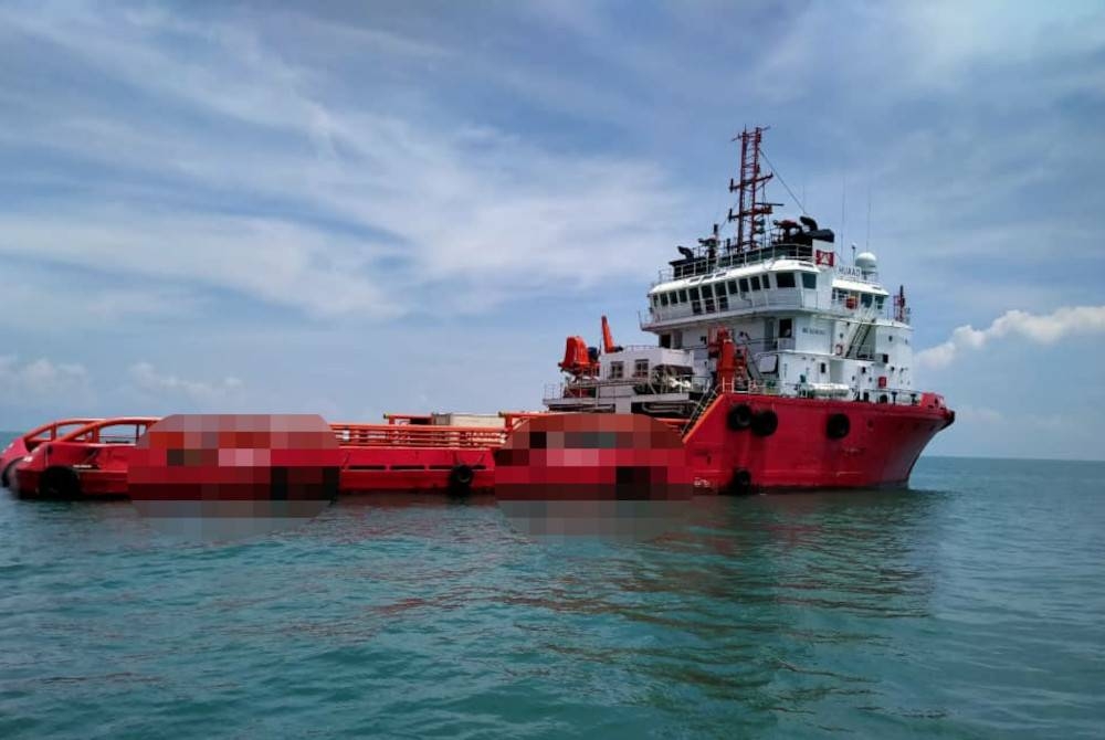 Maritim Selangor menahan sebuah kapal tunda bersauh tanpa kebenaran di perairan Sekinchan pada petang Selasa.