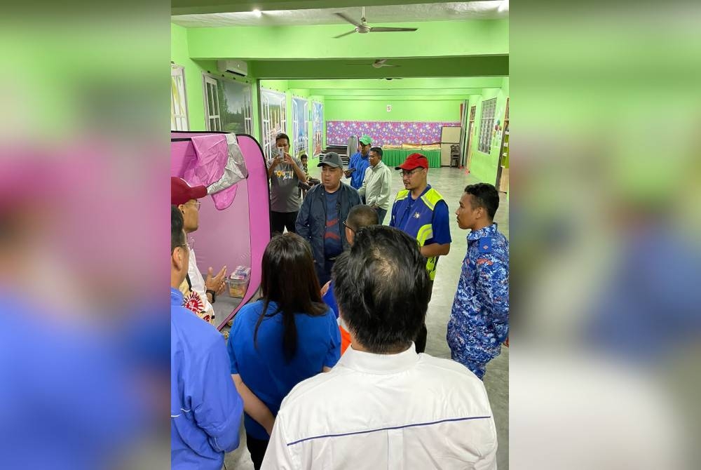 APM bersama agensi kerajaan lain membantu memindahkan mangsa banjir dari Kampung Paya Kenangan ke PPS di SK Bukit Mutiara, Johor Bahru pada jam 11 malam Selasa.