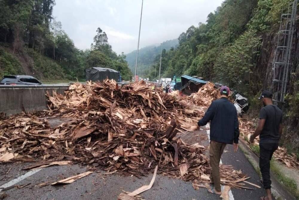 Sisa kayu bertaburan menyebabkan semua laluan arah selatan terhalang. Foto: Ihsan pembaca