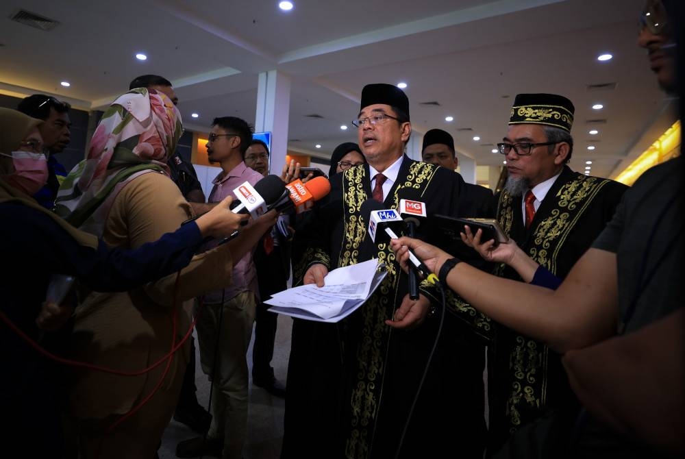 Sulaiman (dua dari kanan) ketika sidang media selepas Majlis Pentauliahan Peguam Syarie Negeri Melaka di Pusat Dagangan Kebangsaan Melaka dekat Ayer Keroh pada malam Selasa. - Foto Bernama