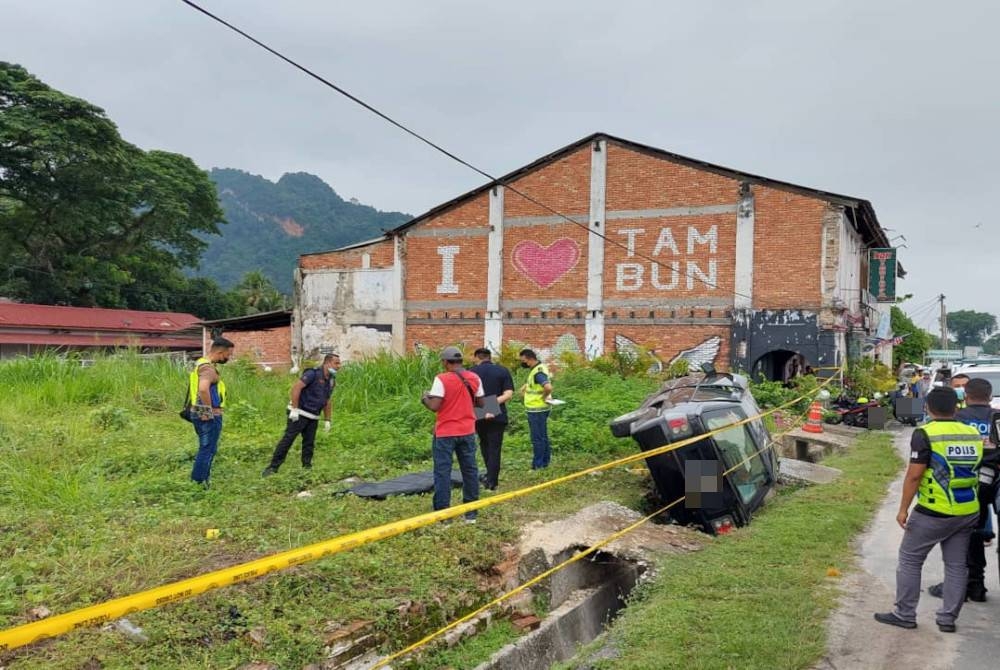 Polis menemui mayat hampir reput dipercayai wanita di persimpangan lampu isyarat Jalan Tambun pada Rabu. - Foto Ihsan pembaca