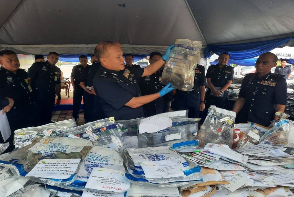 Wan Hassan menunjukkan dadah-dadah yang diarahkan untuk dilupuskan oleh mahkamah selepas selesai bicara dan hukuman dijatuhkan bagi tahun 2014 sehingga 2021.