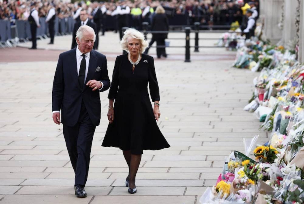 Charles (kiri) akan ditabalkan sebagai raja, bersama isterinya Camilla sebagai Raja Permaisuri (Queen consort) pada 6 Mei tahun depan. - Foto fail Reuters