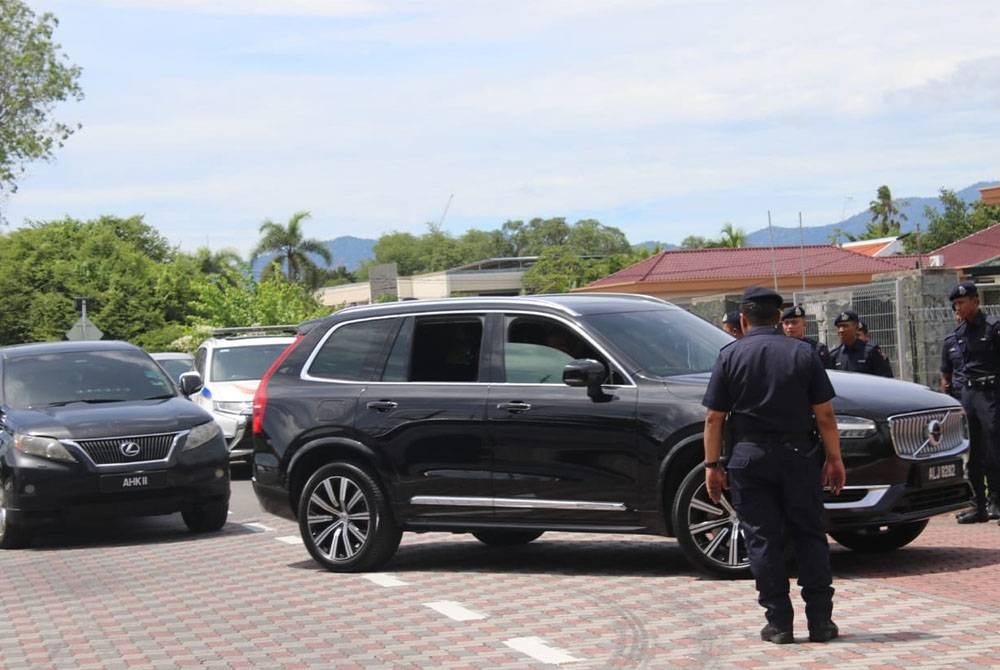 Saarani tiba di Istana Kinta di sini pada Rabu bagi menghadap Sultan Perak, Sultan Nazrin Muizzuddin Shah.