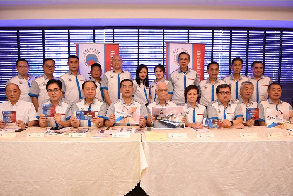 KK Chai Kee Kan (duduk, empat dari kiri) bersama barisan ahli jawatankuasa KLCAH ketika sidang media Majlis Makan Malam kutipan Dana Bangunan KLCAH 2022 di Golden Sun Restoran, Sungai Besi. FOTO: SINAR HARIAN / RAFEQ REDZUAN