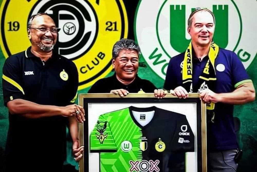 Kerjasama strategik dalam pembangunan bola sepak antara Perak FC dan Wolfsburg dari kiri Bobie Farid, Azim dan Kruse di Ipoh pada Rabu. Foto Agensi.