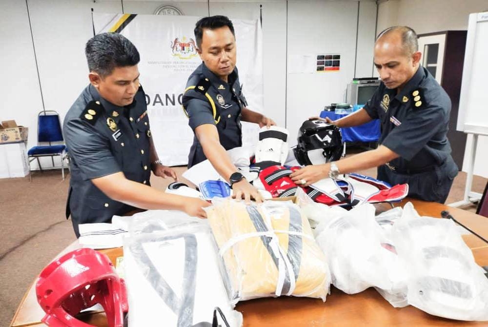 Pasukan Penguat Kuasa KPDNHEP Teluk Intan menyita pelbagai pakaian dan kelengkapan sukan seni bela diri disyaki tiruan dalam serbuan Op Jeriji 3.0 di Teluk Intan pada Selasa. Foto: Ihsan KPDNHEP Perak