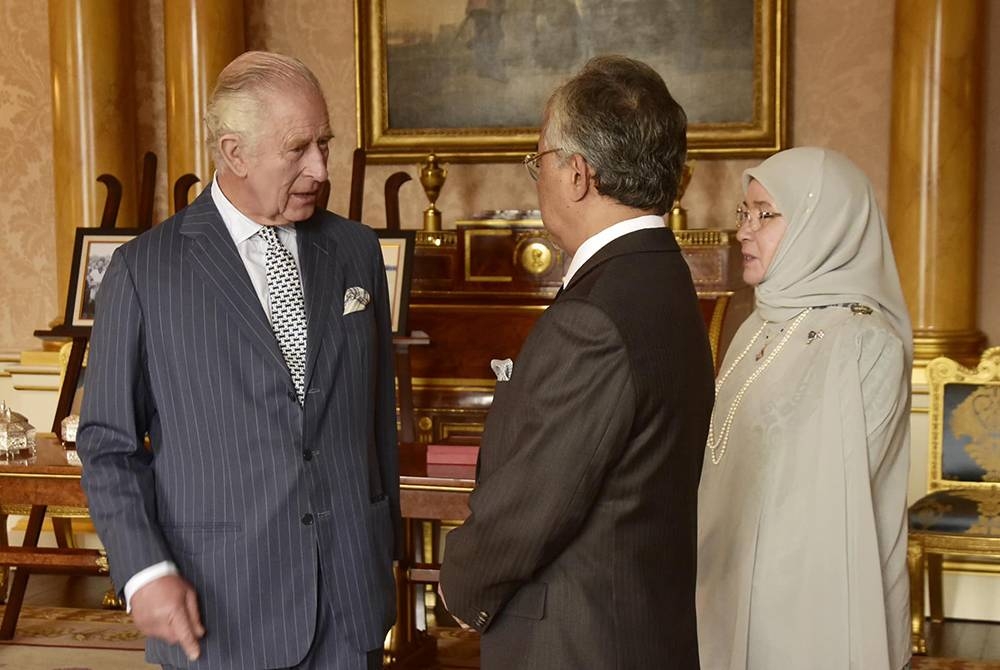 Raja Charles III (kiri) berkenan menyantuni dan beramah mesra dengan Al-Sultan Abdullah dan Tunku Azizah. - Foto FB Istana Negara