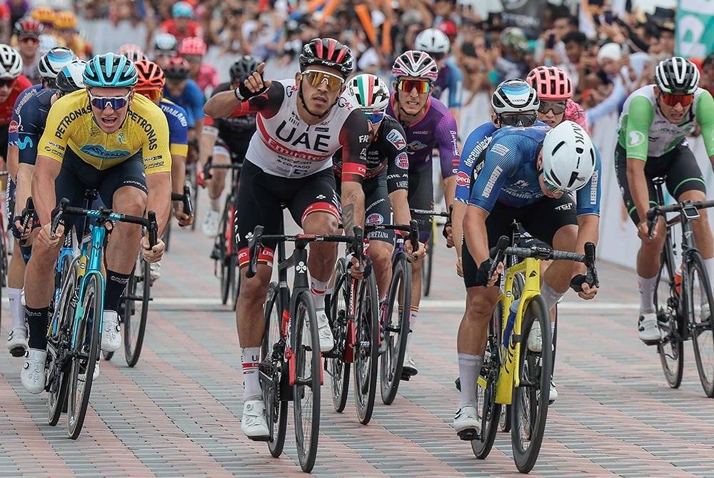 Pelumba dari pasukan UAE Team Emirates Juan Sebastian Molano Benavides (tengah) selepas melakukan pecutan ke garisan penamat sempena LTdL Malaysia 2022 peringkat kedua pada Rabu. - Foto Bernama