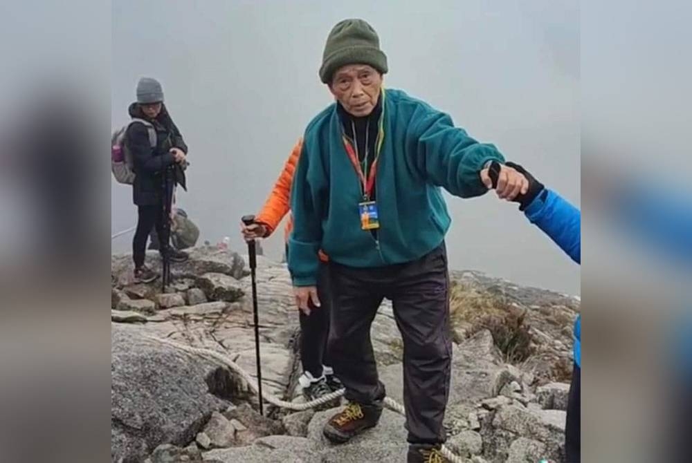 Buatin Balandong yang berusia 90 tahun berjaya sampai ke puncak Gunung Kinabalu pada 5 September lepas. - Foto Facebook.