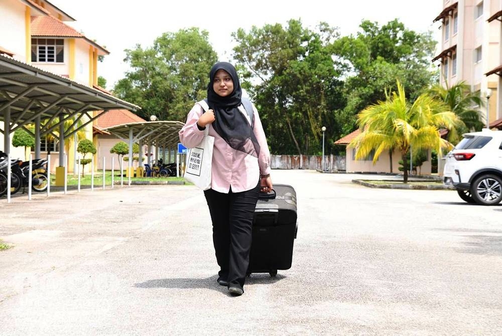 Nur Amalin Syaffah tiba untuk mendaftar masuk ke kolej kediaman UniSZA pada Khamis.