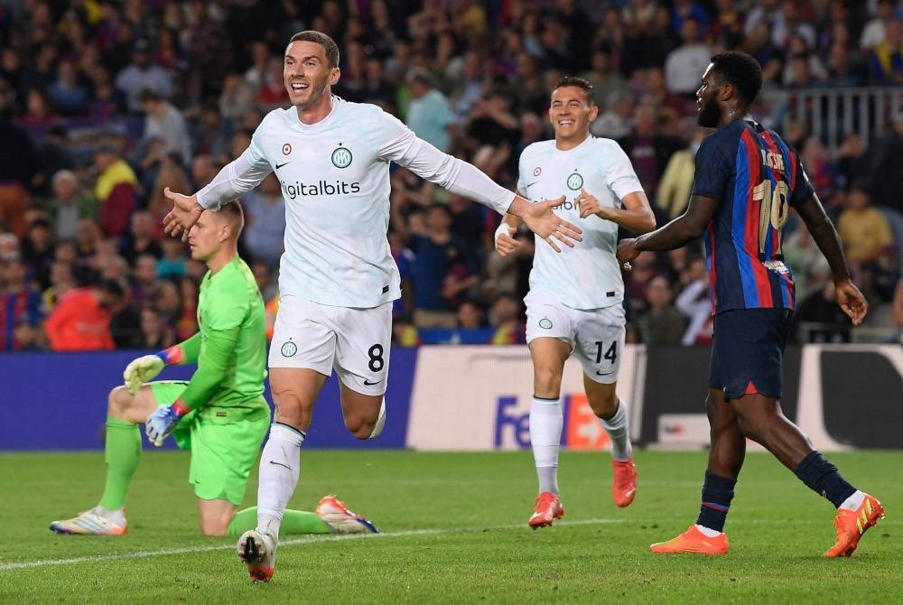 Gosens (dua, kiri) menjaringkan gol ketiga Inter ketika berdepan Barcelona di Camp Nou. FOTO: AFP