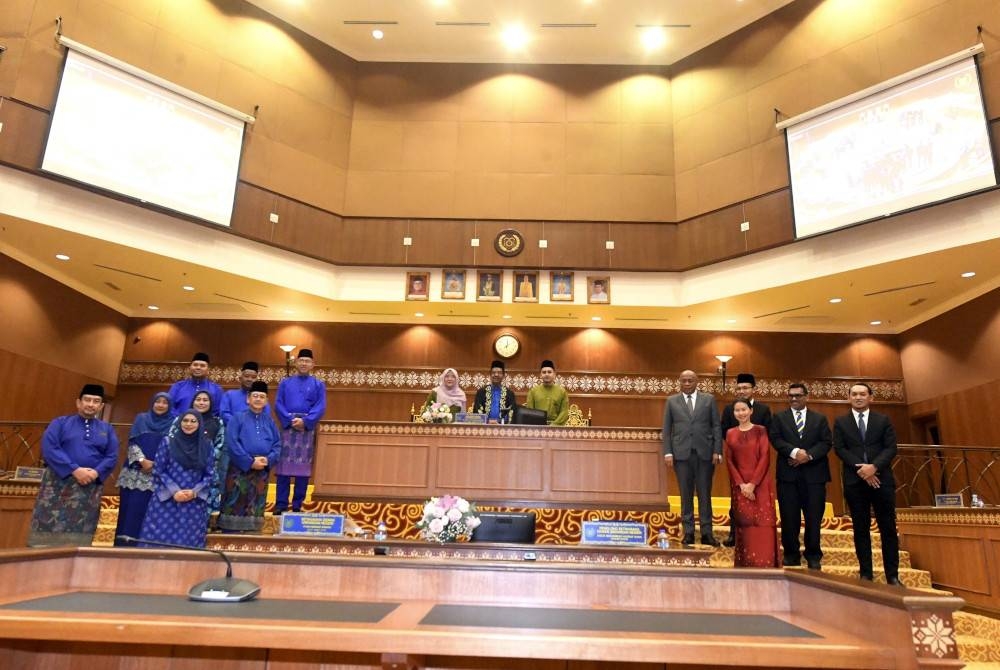 Speaker DUN Perlis, Datuk Hamdan Bahari (tengah) bergambar bersama barisan ADUN Perlis pada Persidangan Kelima Dewan Undangan Negeri (DUN) Perlis ke-14 pada Khamis. - Foto Bernama