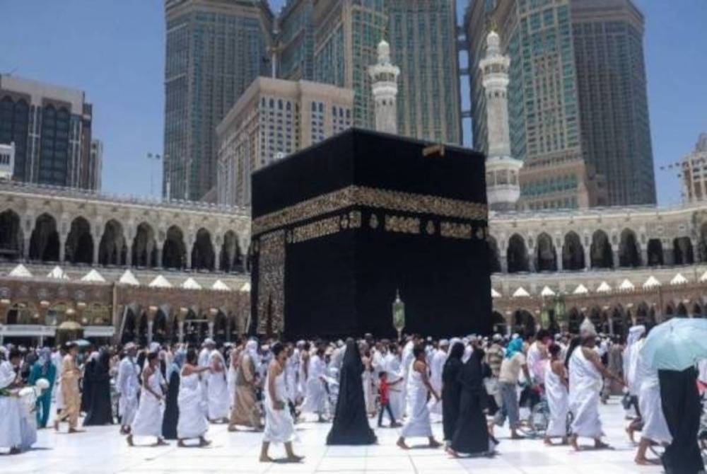 Kerajaan Arab Saudi kini giat membangunkan dua kota suci, Makkah dan Madinah bagi meningkatkan fasiliti dan kapasiti jemaah. - Gambar fail