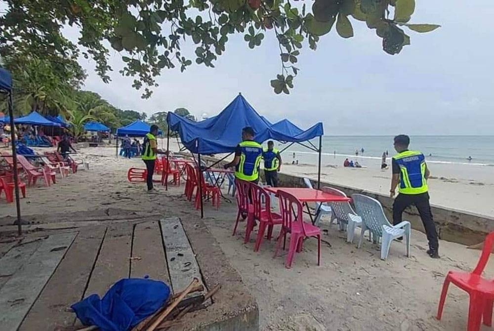 Penguat kuasa MPPD menyita khemah yang dipasang di Pantai Port Dickson. - Foto Facebook MPPD