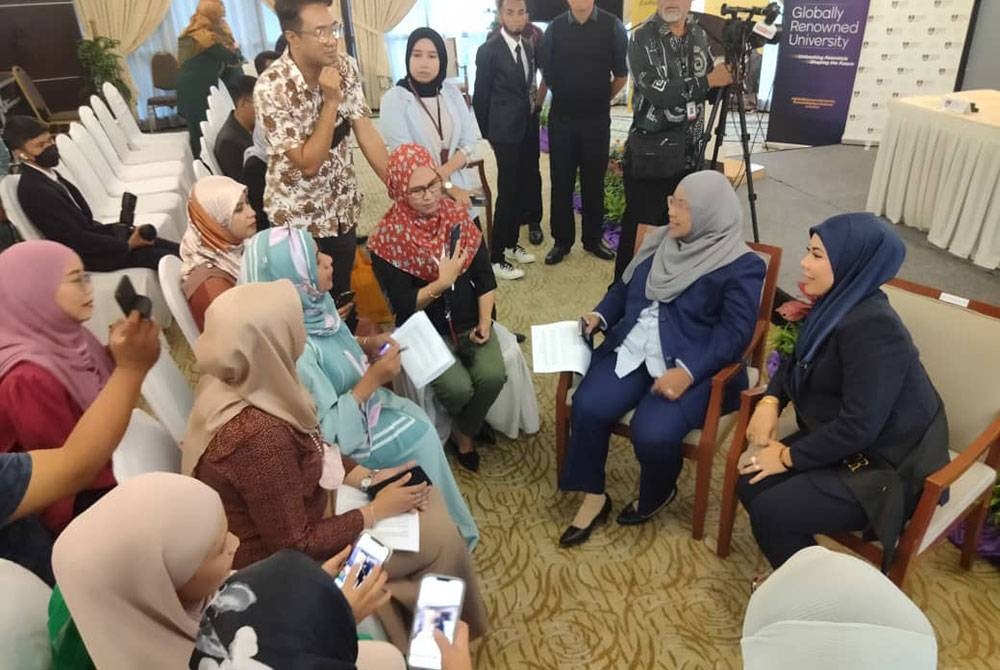 Roziah (duduk, kiri) dan Rita Sosilawati (kanan) beramah mesra dengan hadirin ketika Majlis Menandatangani Surat Hasrat Antara UiTM Dengan Wanita Ikon Selangor 2022 dan Majlis Pelancaran &#039;Are You Ok Centre&#039; di UiTM Shah Alam pada Khamis.