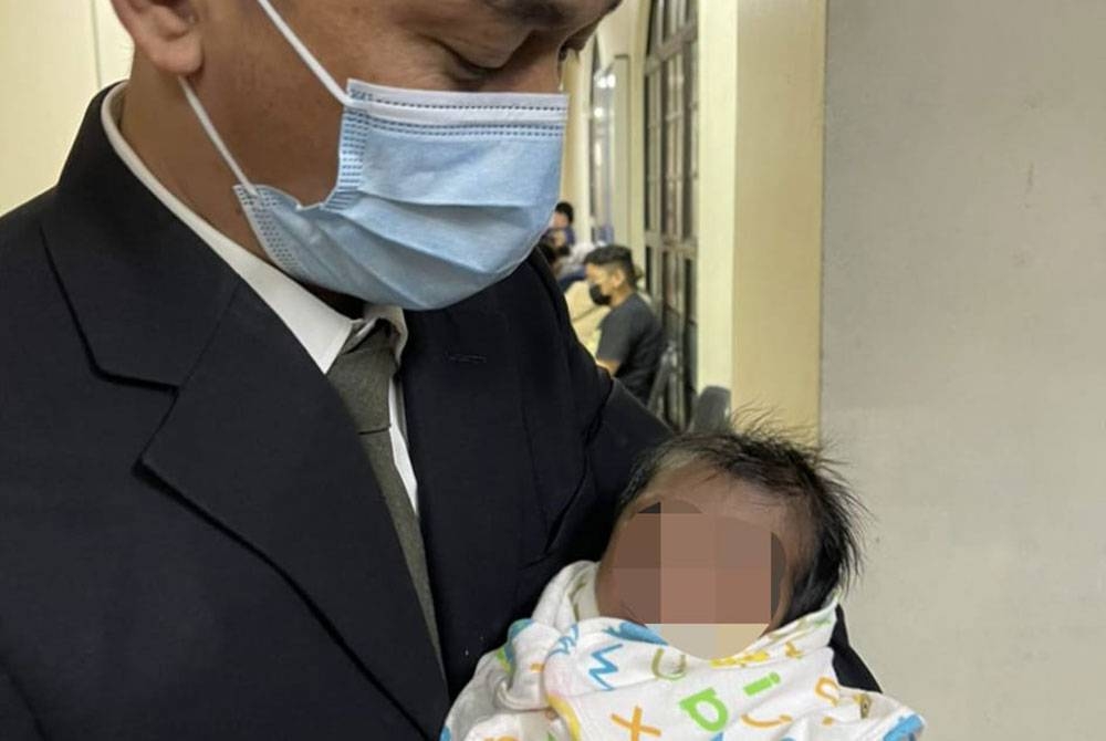 Pelindung kanak-kanak JKM, Zaid Ikhwan Lim bersama bayi yang ditemukan dalam tong sampah di kawasan kediaman One Tebrau.