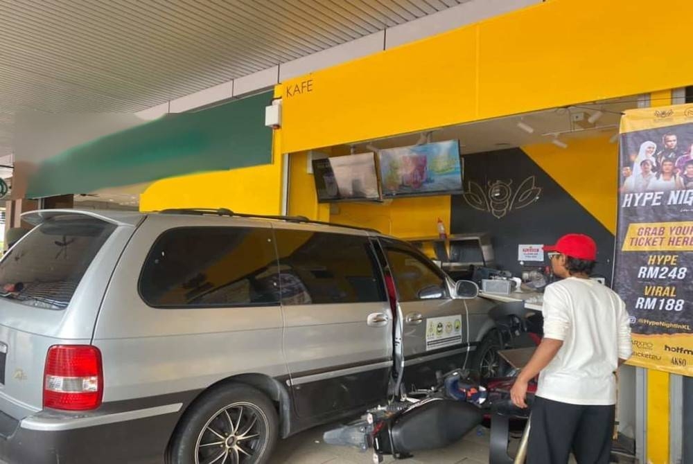 Sebuah MPV Naza Ria yang dipandu lelaki berusia 43 tahun merempuh 'outlet' BubbleBee di Meru Raya pada Khamis. Foto: ihsan pembaca