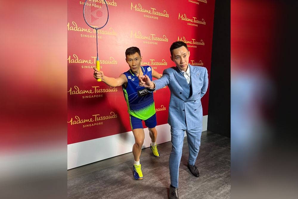 Chong Wei (kanan) bersama patung lilinnya di Muzim Madame Tussauds, Singapura pada Khamis. -Foto: FB Lee Chong Wei