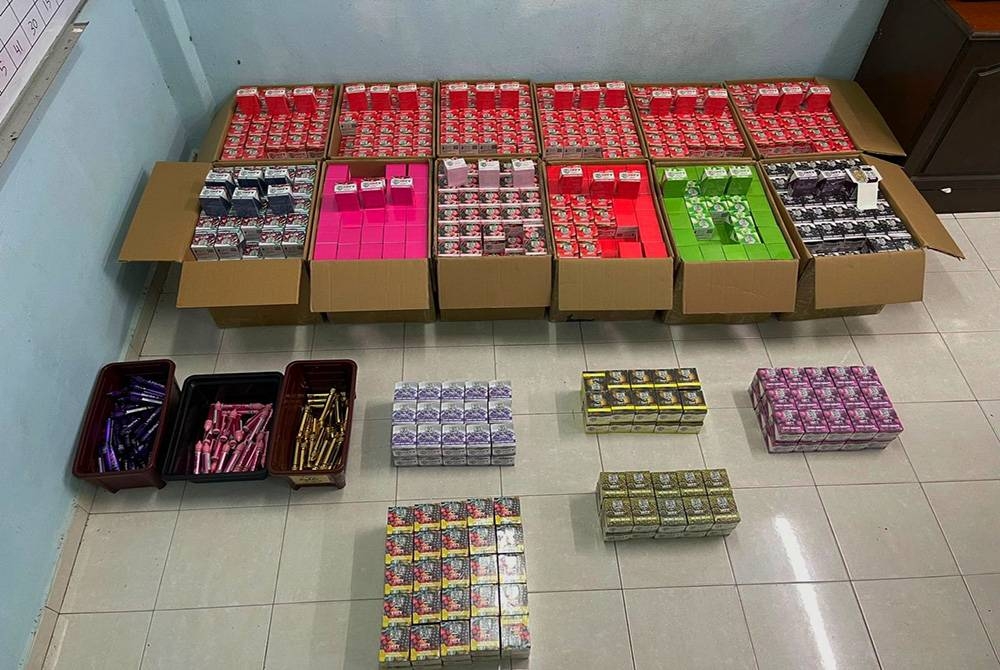 Batalion 7 PGA Kuantan merampas pelbagai jenama vape bernilai RM524,000 berhampiran pangkalan haram Paija, Tumpat pada Khamis.