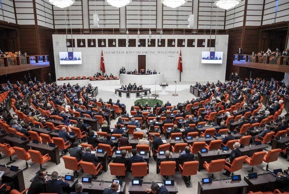 Parlimen Turkiye meluluskan undang-undang yang menyaksikan wartawan dan pengguna media sosial boleh dijel tiga tahun jika menyebarkan berita palsu. - Foto AA.