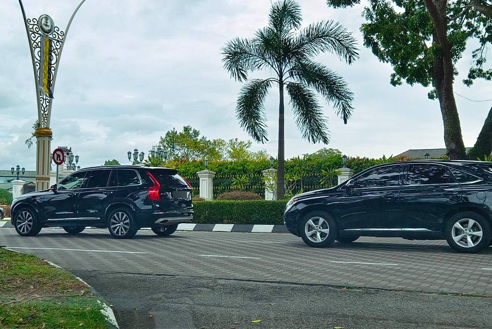 Kenderaan yang membawa Saarani tiba di Istana Kinta sebentar tadi.