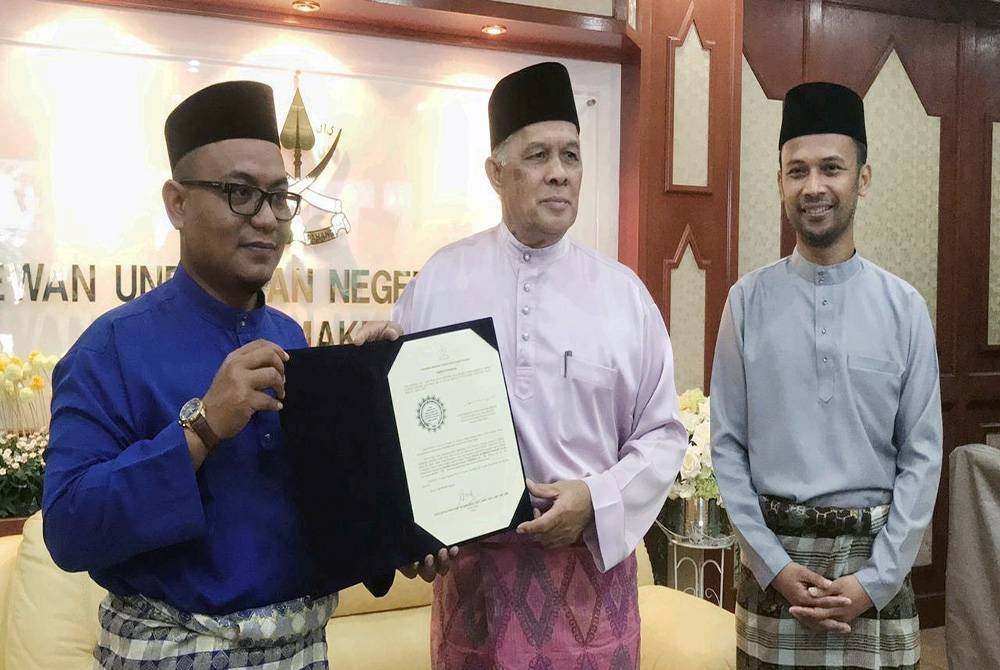 Ishak (dua dari kiri) menyerahkan watikah pembubaran DUN Pahang kepada Zamree di pejabatnya di Wisma Sri Pahang pada Jumaat.