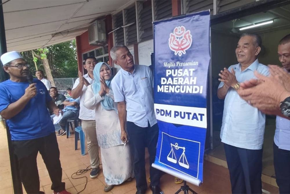 Othman merasmikan Pusat Daerah Mengundi (PDM) Putat di Jerlun pada Jumaat.