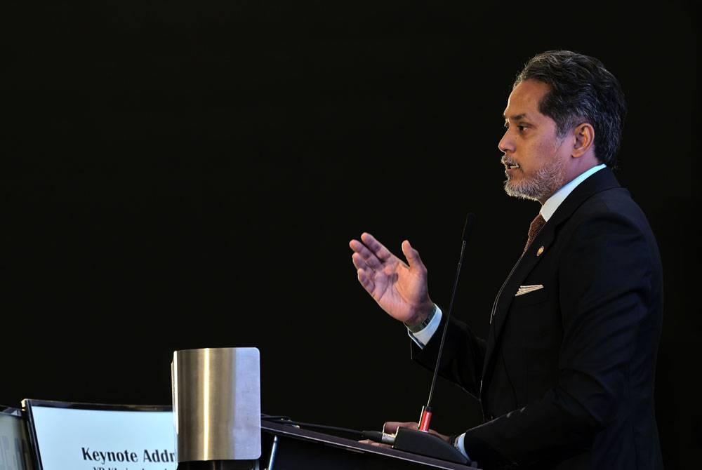 Khairy Jamaluddin menyampaikan ucapan pada persidangan &#039;Clinical Research Malaysia (CRM) Trial Connect 2022&#039; di Pullman KL jalan Conlay pada Jumaat. - Foto Bernama