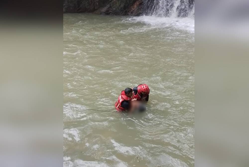 Pasukan penyelamat berjaya menemui mayat mangsa pada jam 2.55 petang. - Foto JBPM Selangor