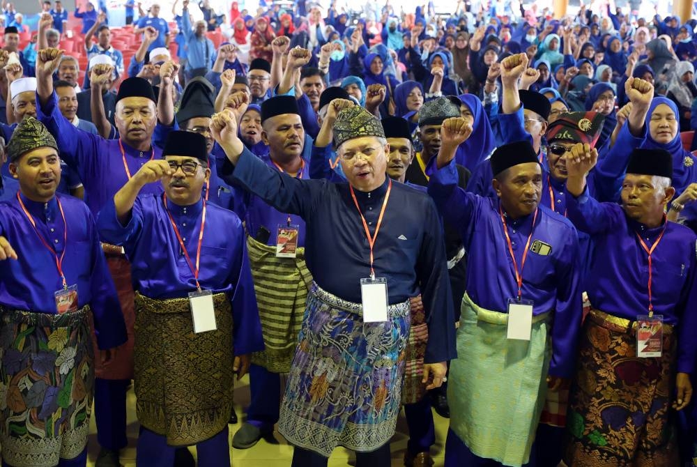 Annuar (tengah) bersama para Perwakilan UMNO Bahagian Ketereh pada Mesyuarat Perwakilan UMNO Bahagian Ketereh dan pelancaran jentera pilihanraya Barisan Nasional Ketereh di Kompleks YKK, pada Jumaat. - Foto Bernama