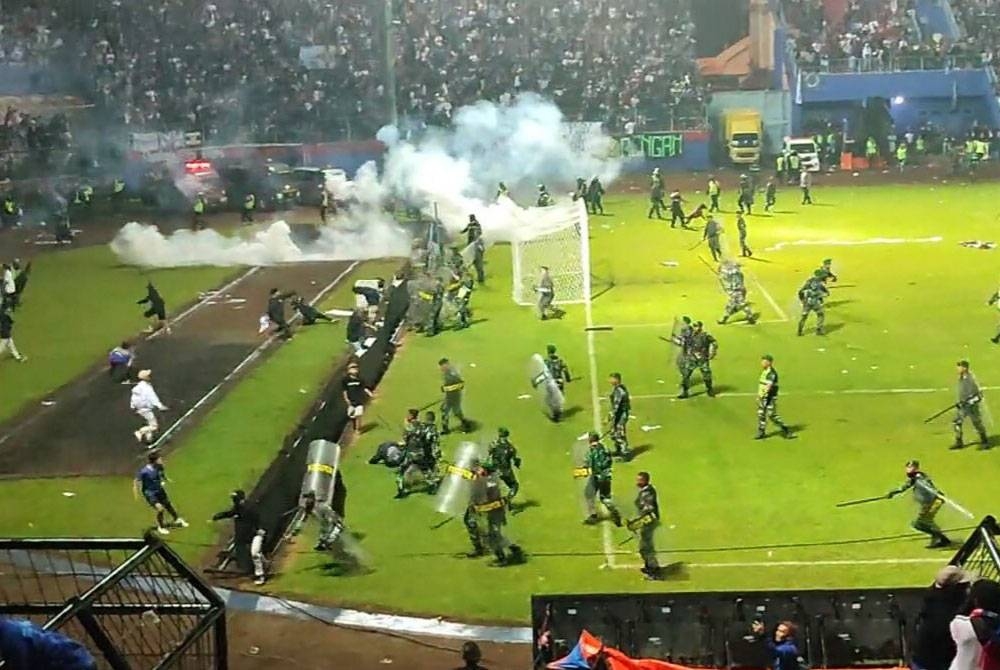 Punca utama tragedi Stadium Kanjuruhan di Malang, Jawa Timur pada 1 Oktober lepas yang meragut 132 nyawa disebabkan gas pemedih mata yang dilepaskan ke arah orang ramai. - Foto media sosial